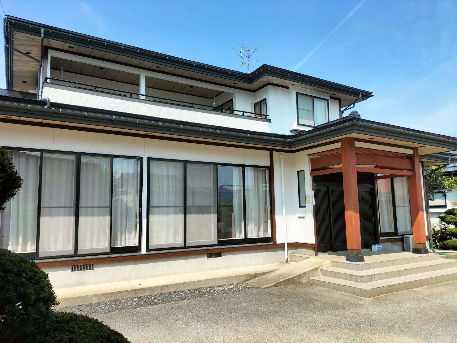 外壁塗装　屋根塗装　外壁張替え　屋根張替え　雨樋交換　木柱塗装